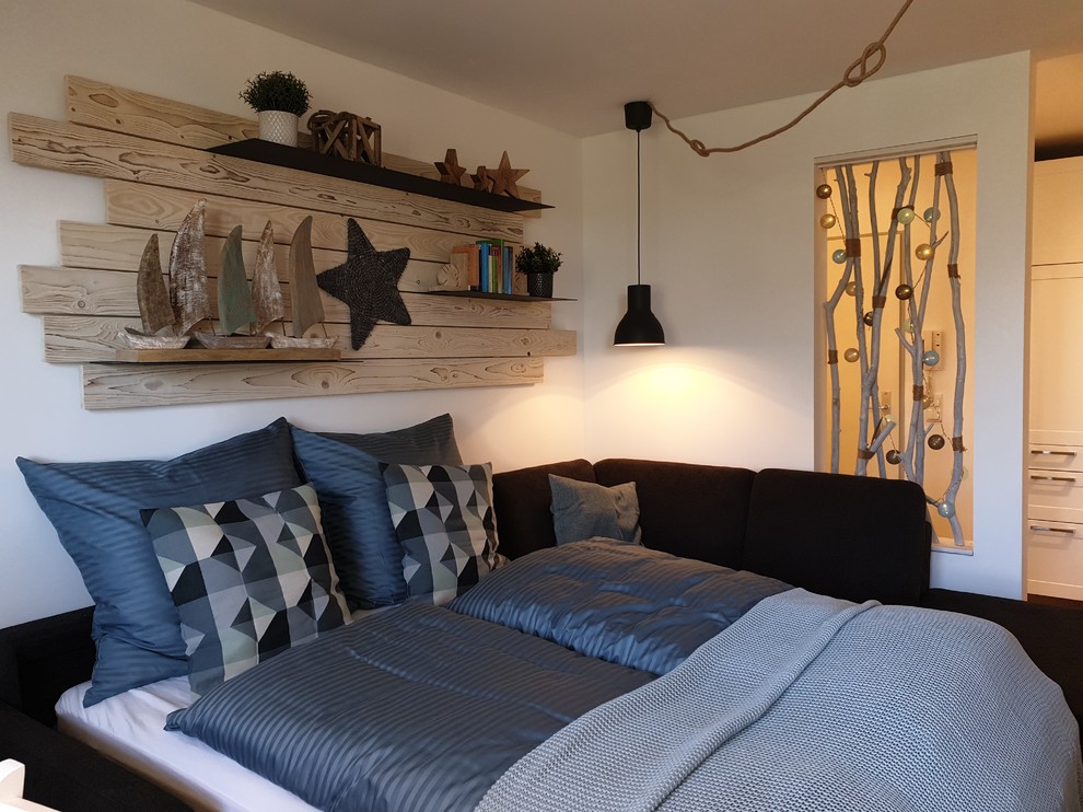 Imagen de sala de estar abierta escandinava pequeña con paredes blancas, suelo de baldosas de cerámica, televisor colgado en la pared y suelo marrón