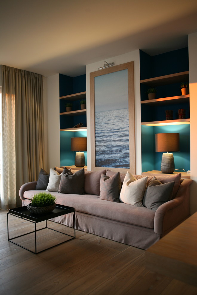 Идея дизайна: маленькая гостиная комната в современном стиле с бежевыми стенами и коричневым диваном без камина для на участке и в саду