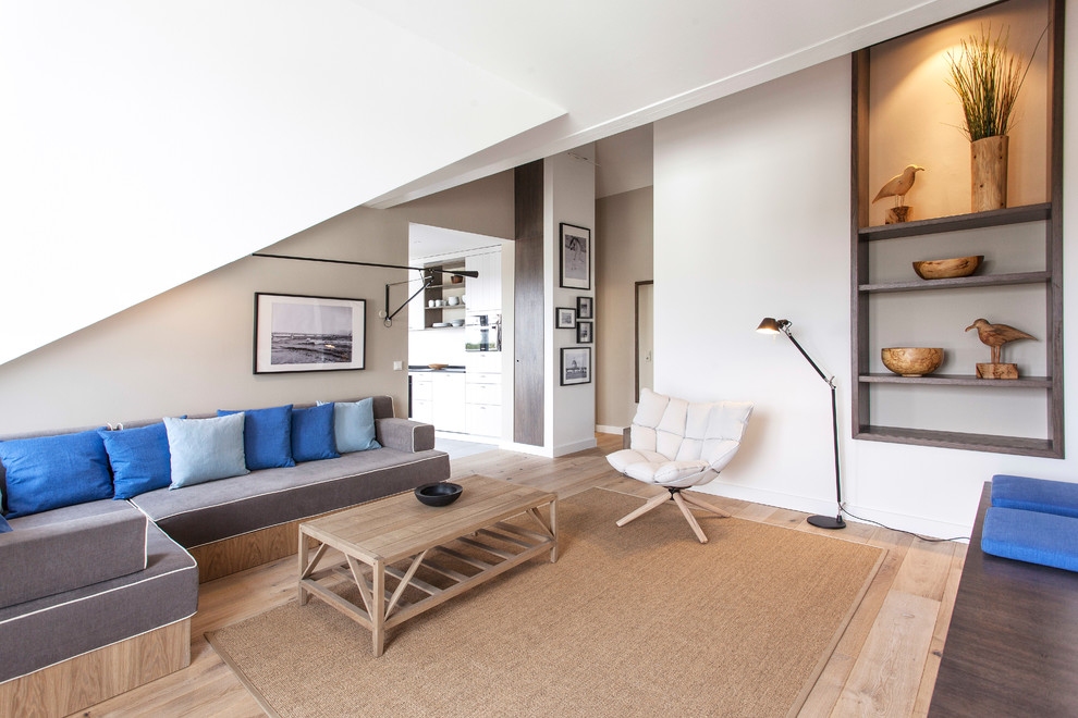 Пример оригинального дизайна: гостиная комната в морском стиле с бежевыми стенами, светлым паркетным полом и коричневым полом