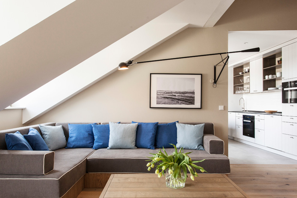 Contemporary living room in Berlin with beige walls, light hardwood flooring and beige floors.