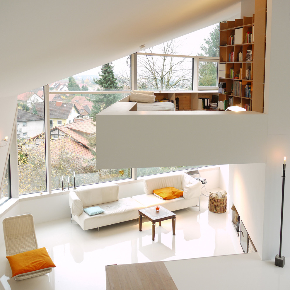 Idee per un soggiorno design stile loft con pareti bianche e libreria
