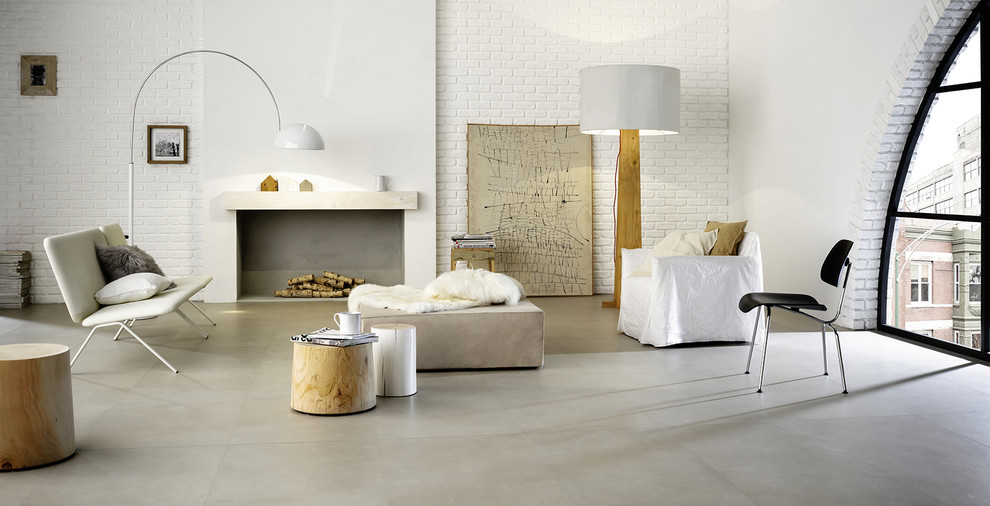 Идея дизайна: большая двухуровневая гостиная комната в скандинавском стиле с белыми стенами, полом из керамической плитки, печью-буржуйкой, фасадом камина из штукатурки и серым полом