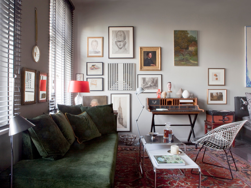 Свежая идея для дизайна: гостиная комната в стиле фьюжн с серыми стенами - отличное фото интерьера
