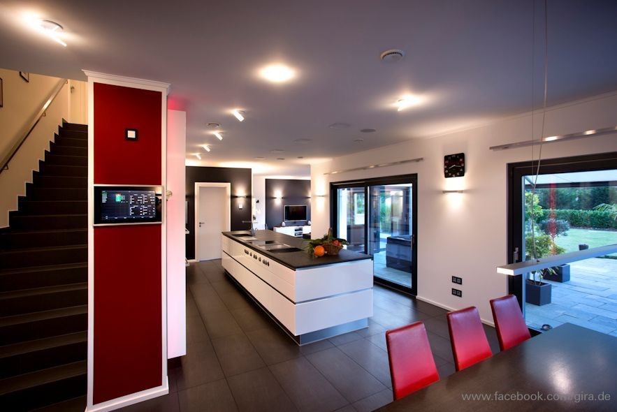 Repräsentatives, Offenes Modernes Wohnzimmer mit weißer Wandfarbe und TV-Wand in Köln