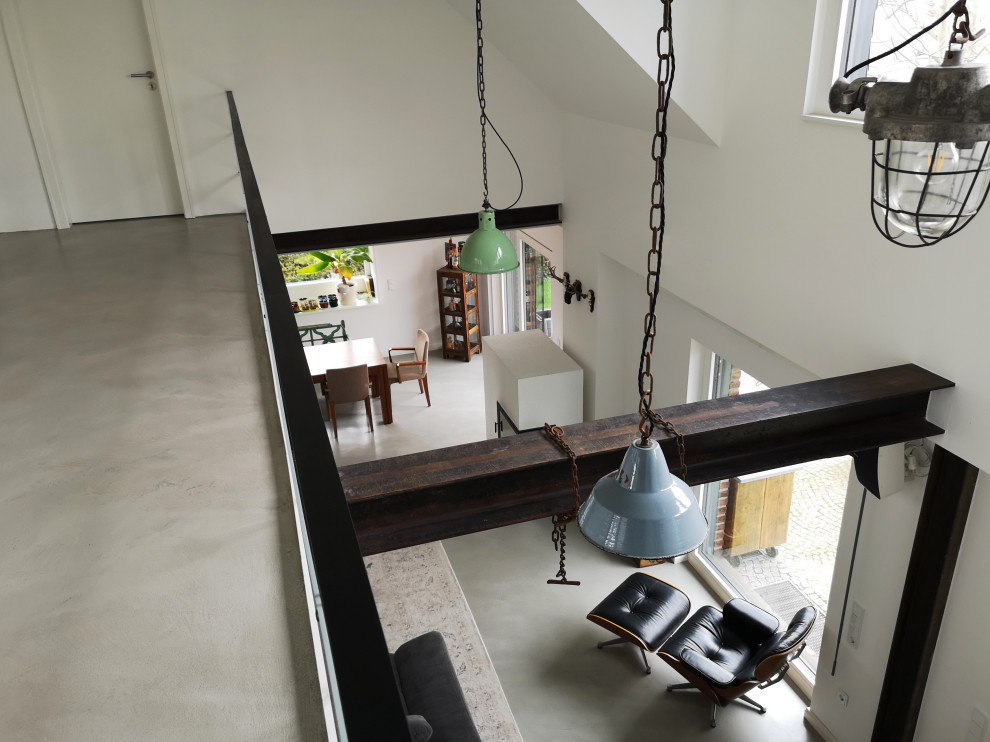 Großes Shabby-Style Wohnzimmer im Loft-Stil mit Betonboden und grauem Boden in Berlin