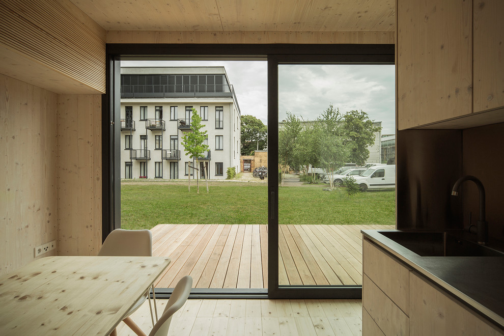 Идея дизайна: маленькая открытая гостиная комната в стиле модернизм с светлым паркетным полом для на участке и в саду