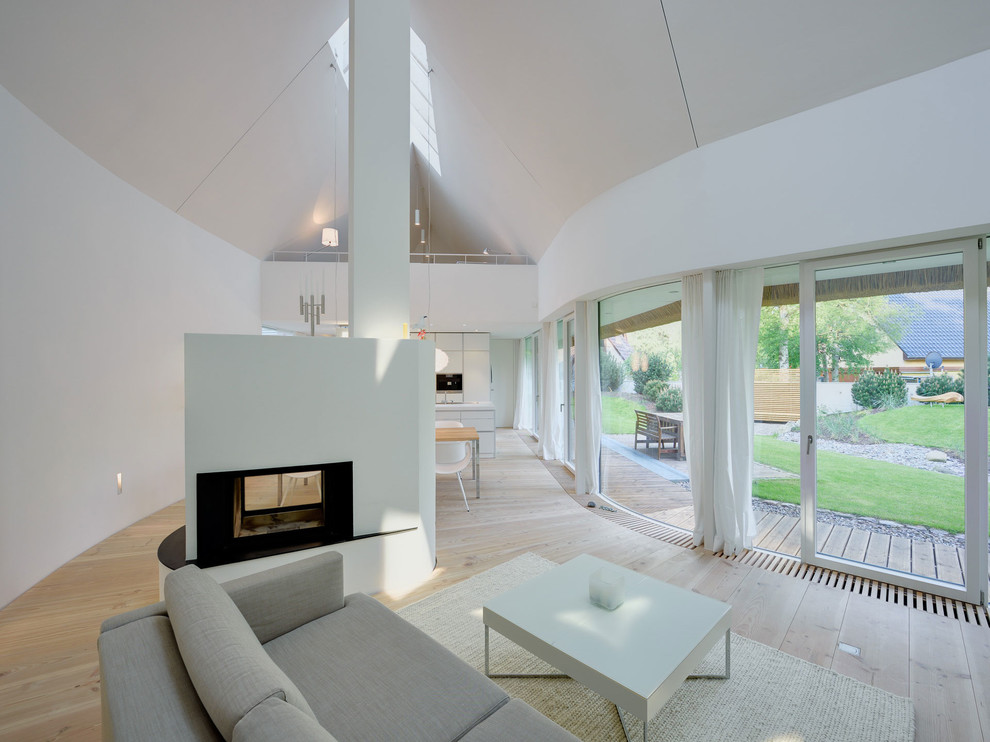 Idee per un soggiorno contemporaneo di medie dimensioni e aperto con pareti bianche, parquet chiaro e camino bifacciale