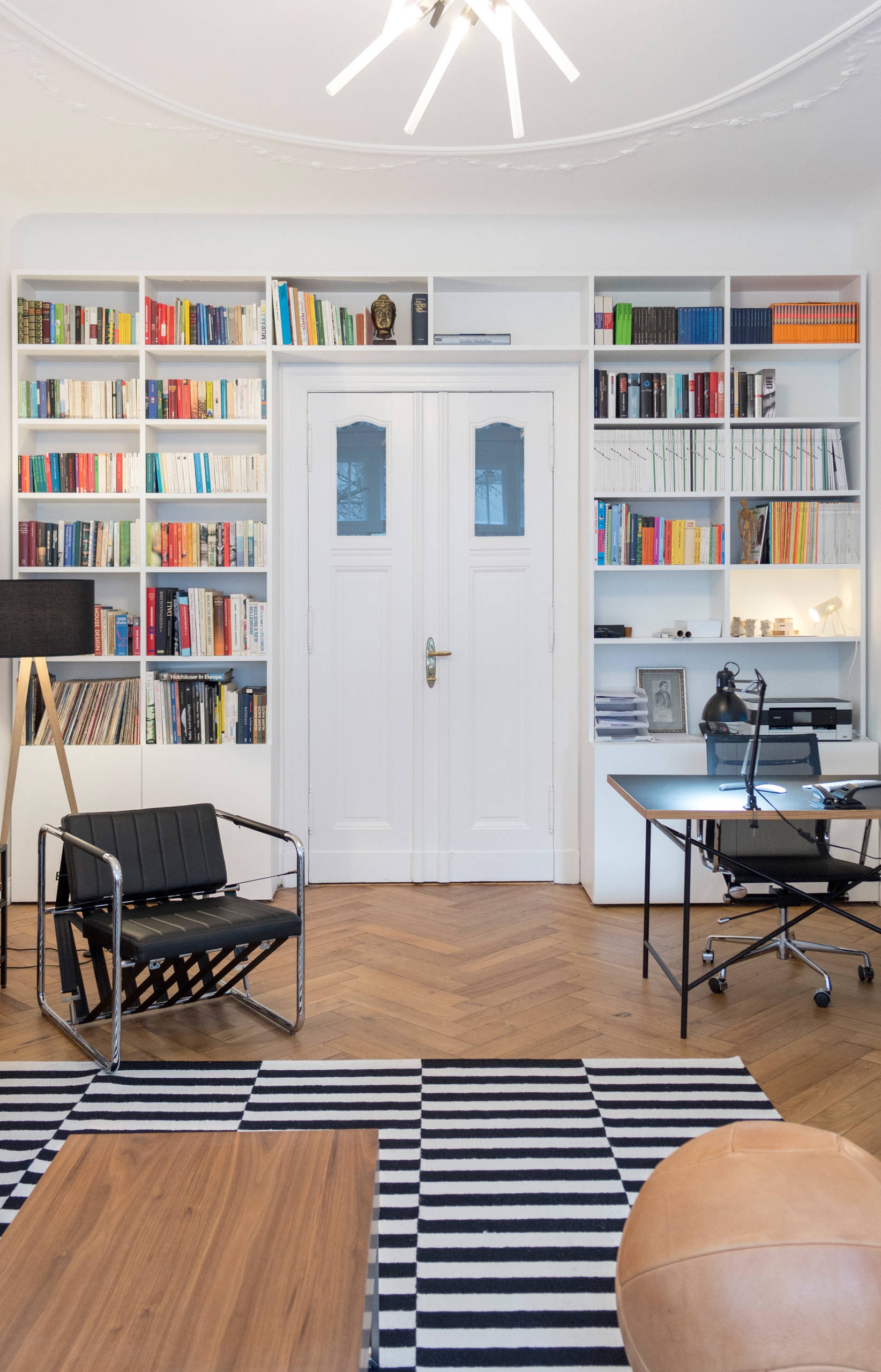 GANTZ - Bücherregal nach Maß um Tür - Contemporary - Living Room - Berlin -  by GANTZ – Regale und Einbauschränke nach Maß | Houzz