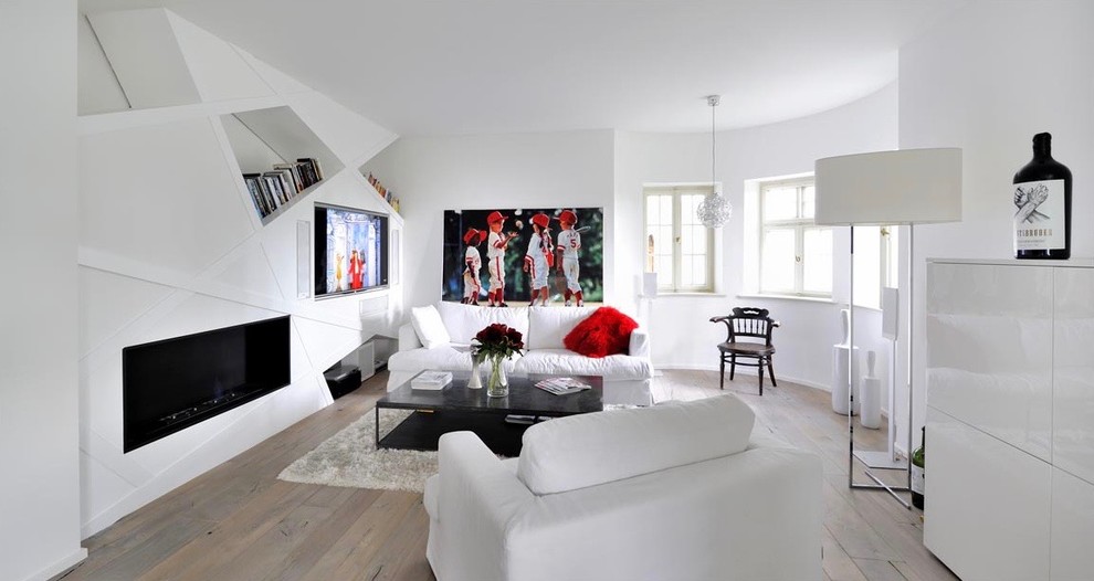 Пример оригинального дизайна: большая открытая гостиная комната в стиле модернизм с белыми стенами, телевизором на стене, светлым паркетным полом, коричневым полом, стандартным камином и фасадом камина из штукатурки