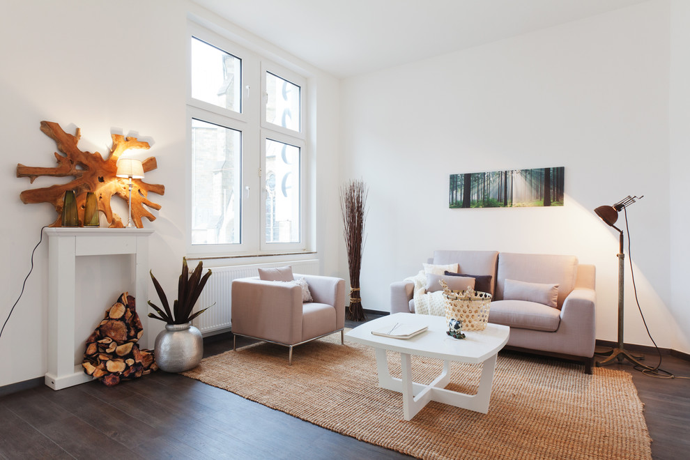 Small contemporary formal enclosed living room in Dortmund with white walls and dark hardwood flooring.
