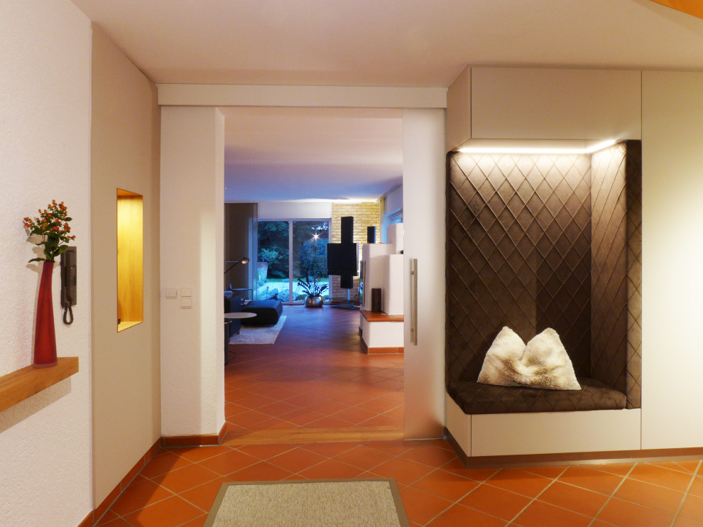 Mittelgroßes, Repräsentatives, Fernseherloses, Offenes Modernes Wohnzimmer mit weißer Wandfarbe, Terrakottaboden und braunem Boden in Frankfurt am Main