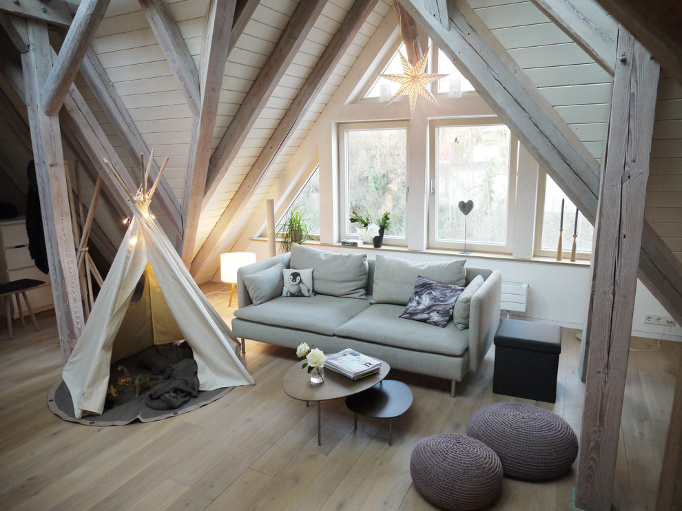 Immagine di un piccolo soggiorno nordico chiuso con pareti bianche, parquet chiaro, nessun camino, nessuna TV e pavimento marrone