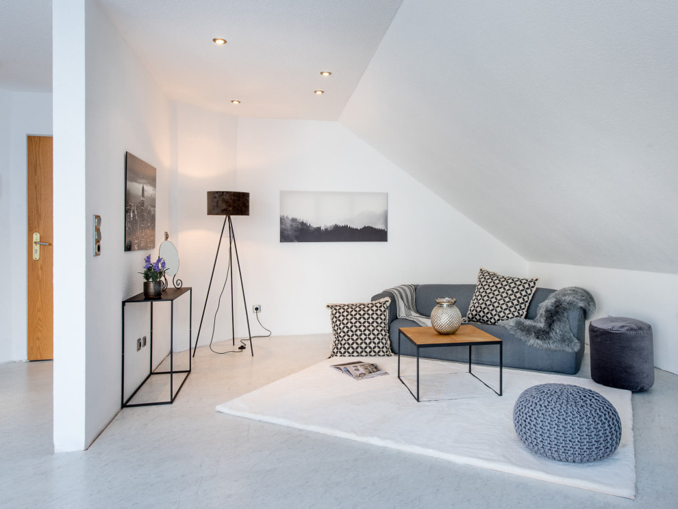 Идея дизайна: гостиная комната в современном стиле с белыми стенами, серым полом и полом из ламината