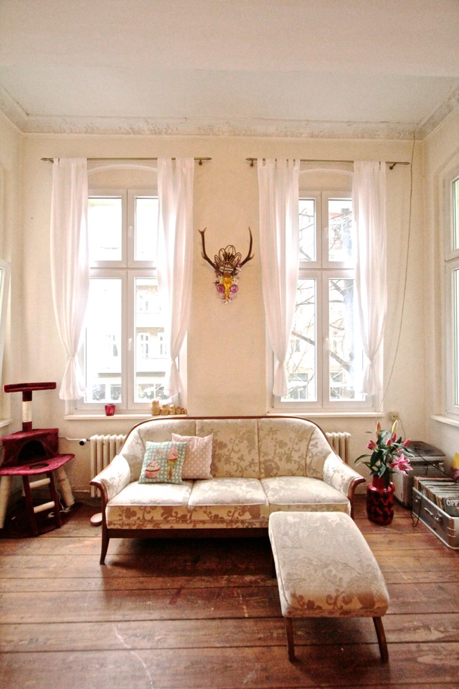Стильный дизайн: гостиная комната среднего размера в стиле шебби-шик с белыми стенами и темным паркетным полом - последний тренд