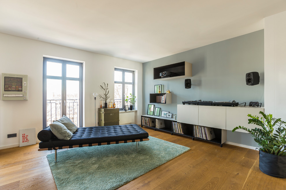 Idee per un piccolo soggiorno design chiuso con pareti bianche, pavimento in legno massello medio, pavimento marrone e sala della musica