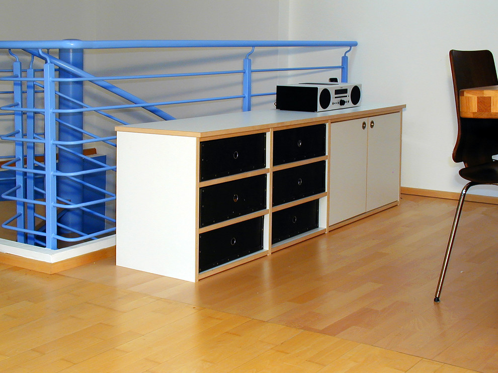 Mittelgroßes, Repräsentatives Modernes Wohnzimmer ohne Kamin, im Loft-Stil mit weißer Wandfarbe, hellem Holzboden und freistehendem TV in Berlin