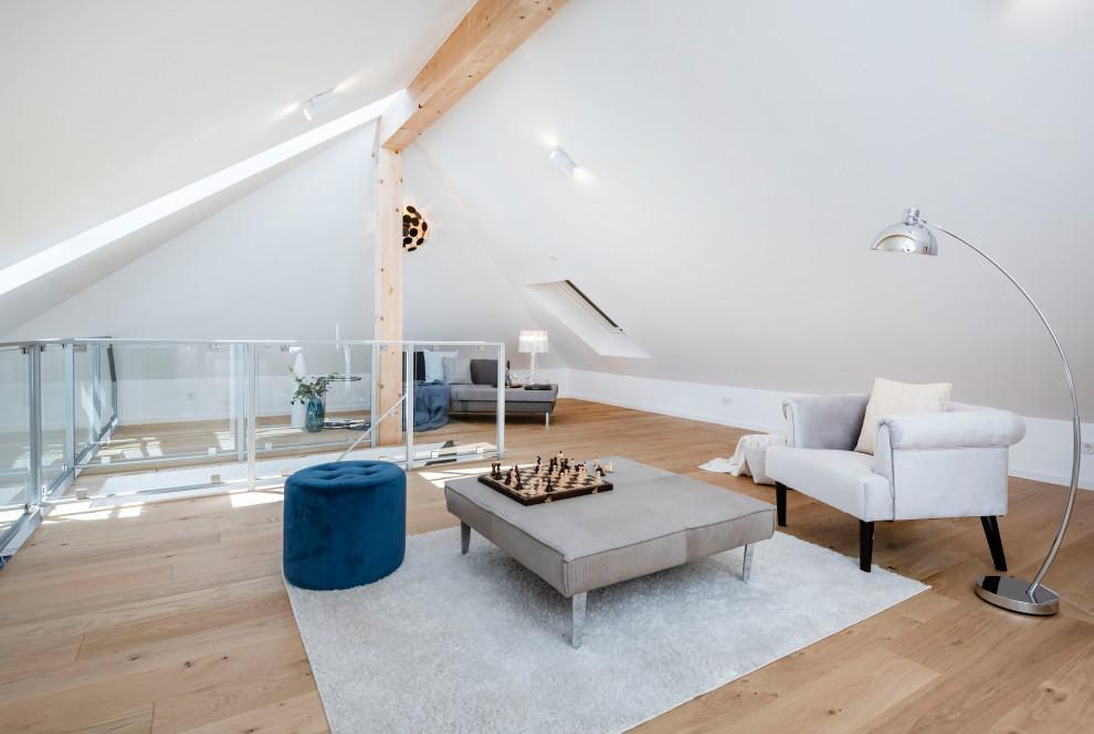 Idéer för ett modernt loftrum, med vita väggar, ljust trägolv och beiget golv