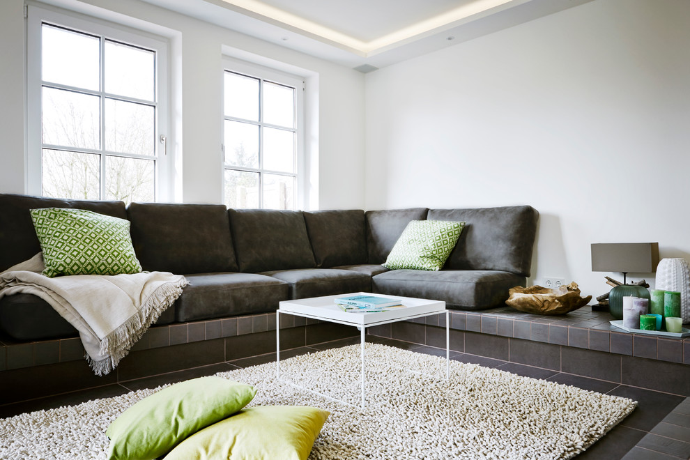 Repräsentatives, Mittelgroßes Modernes Wohnzimmer mit weißer Wandfarbe und Keramikboden in Sonstige