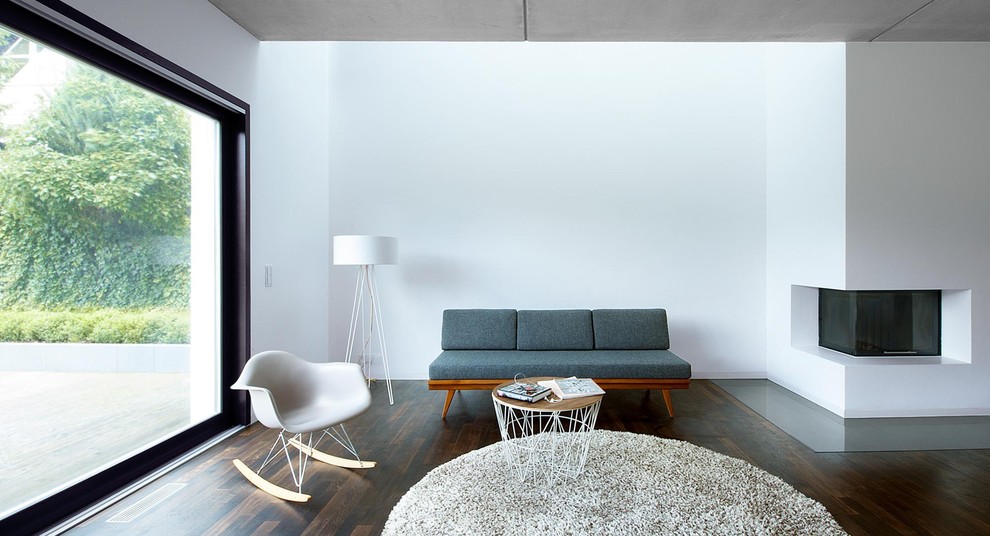 Esempio di un grande soggiorno contemporaneo con pareti bianche e parquet scuro