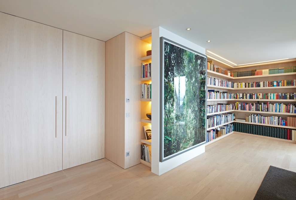 Große, Offene Moderne Bibliothek mit hellem Holzboden und beiger Wandfarbe in München