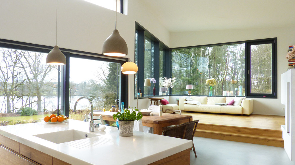 Mittelgroßes, Offenes Modernes Wohnzimmer mit weißer Wandfarbe und braunem Holzboden in Hannover