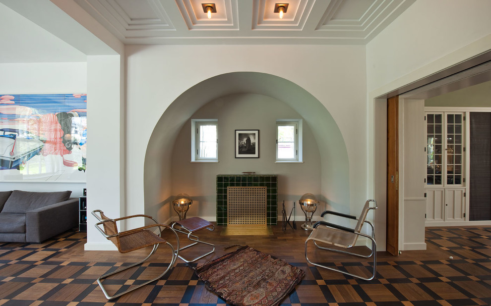 Esempio di un grande soggiorno contemporaneo aperto con pareti bianche, camino classico, cornice del camino piastrellata e pavimento in legno massello medio