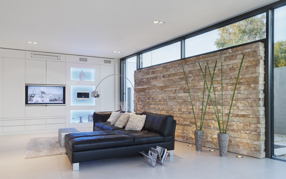 Immagine di un grande soggiorno design aperto con pareti marroni e parete attrezzata