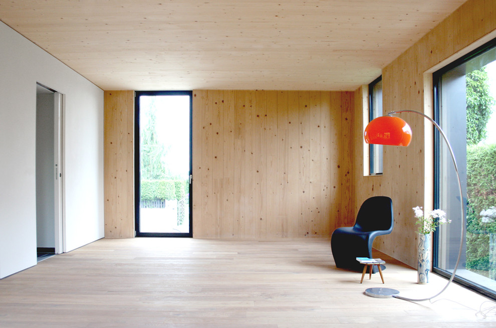 Стильный дизайн: изолированная гостиная комната среднего размера в скандинавском стиле с с книжными шкафами и полками, белыми стенами и светлым паркетным полом без камина - последний тренд