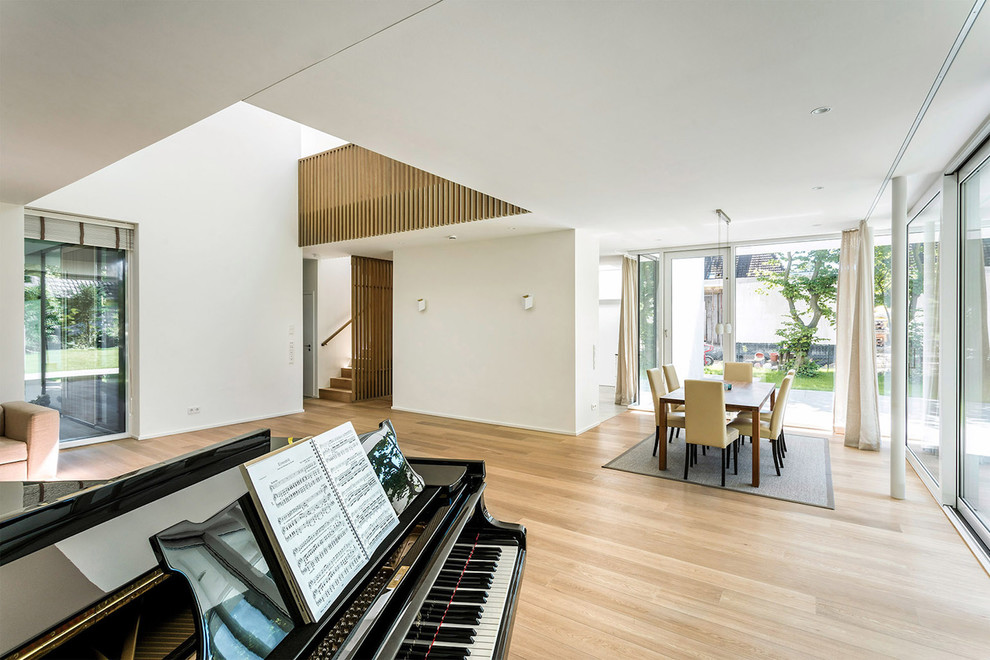 Großes, Offenes Modernes Wohnzimmer mit weißer Wandfarbe und hellem Holzboden in Hamburg
