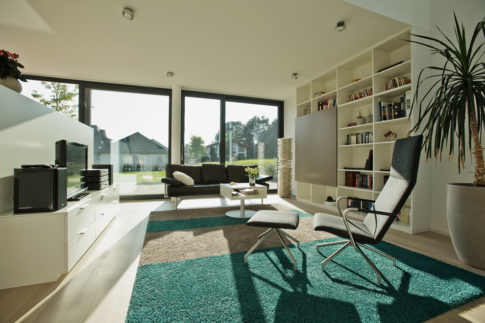 Großes, Offenes Modernes Wohnzimmer ohne Kamin mit weißer Wandfarbe, hellem Holzboden und freistehendem TV in Köln