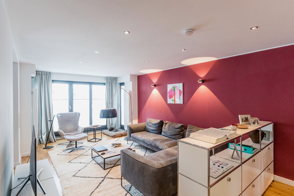 Idee per un soggiorno contemporaneo di medie dimensioni e aperto con pareti rosse, pavimento in legno massello medio e pavimento marrone