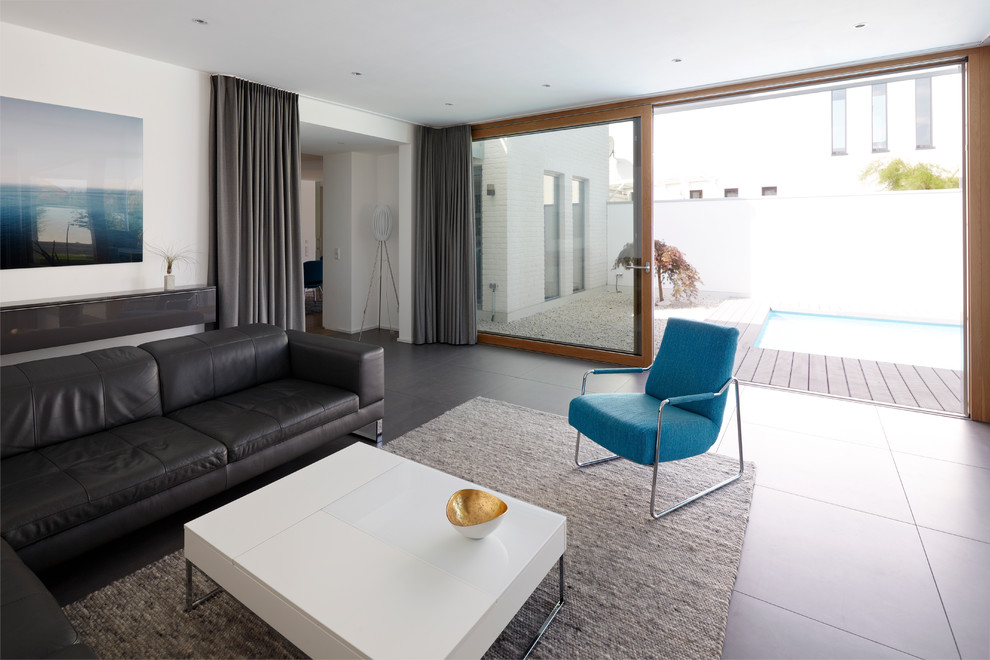 Свежая идея для дизайна: большая гостиная комната в современном стиле с белыми стенами без камина - отличное фото интерьера