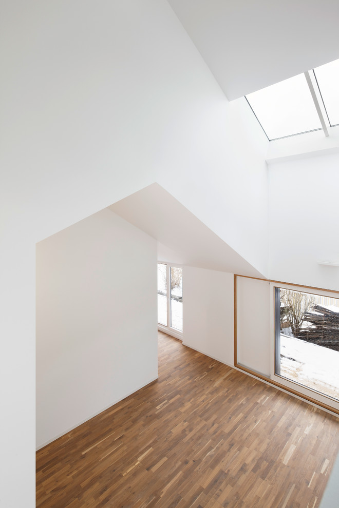 Geräumiges, Offenes Modernes Wohnzimmer mit weißer Wandfarbe in Köln