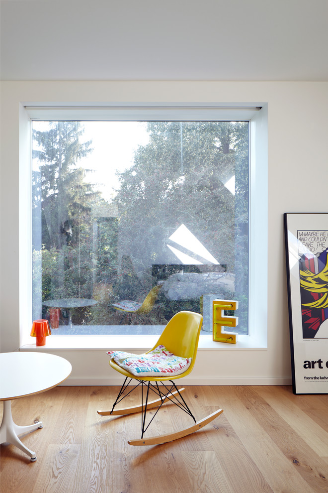 Exempel på ett mellanstort minimalistiskt vardagsrum, med vita väggar och ljust trägolv