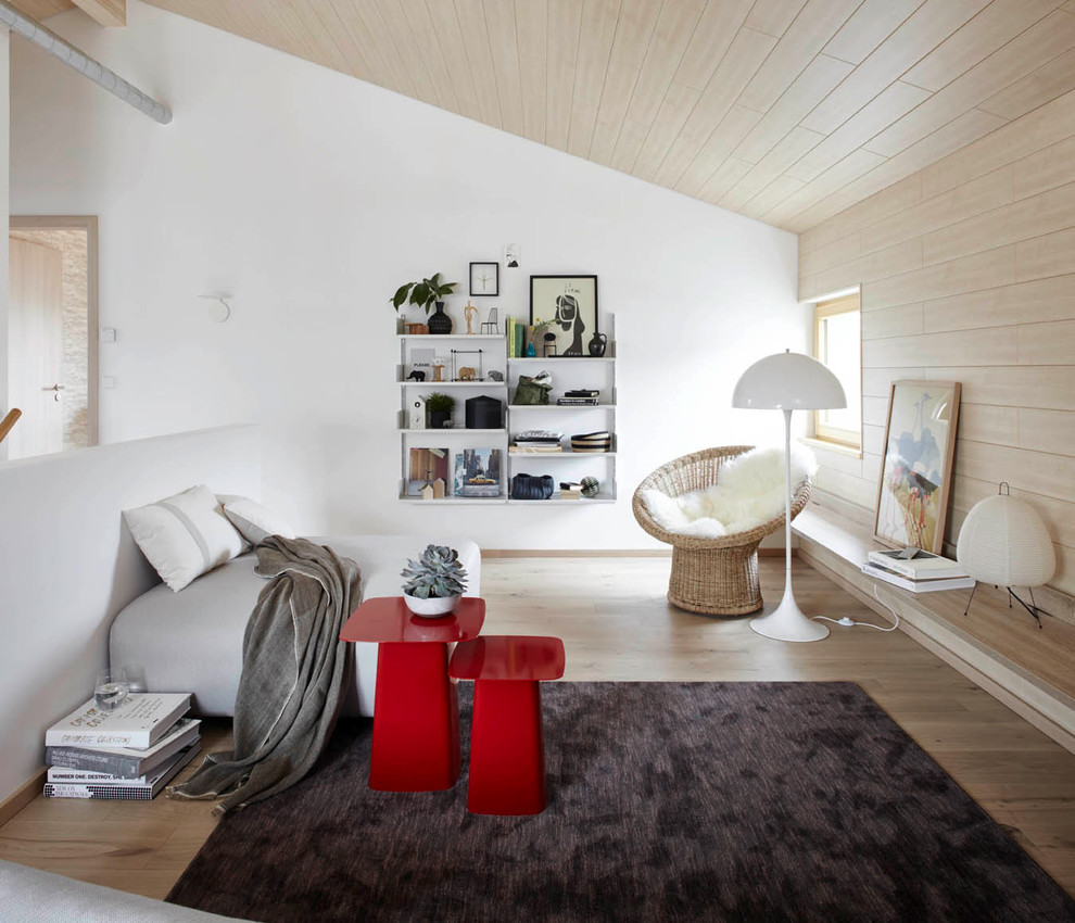 Mittelgroßes, Offenes Modernes Wohnzimmer ohne Kamin mit weißer Wandfarbe und braunem Holzboden in Hamburg