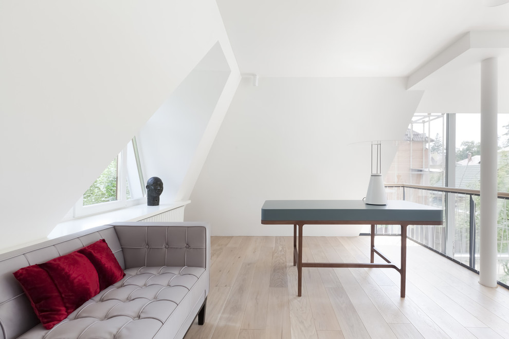 Geräumiges, Offenes Modernes Wohnzimmer mit weißer Wandfarbe in Stuttgart