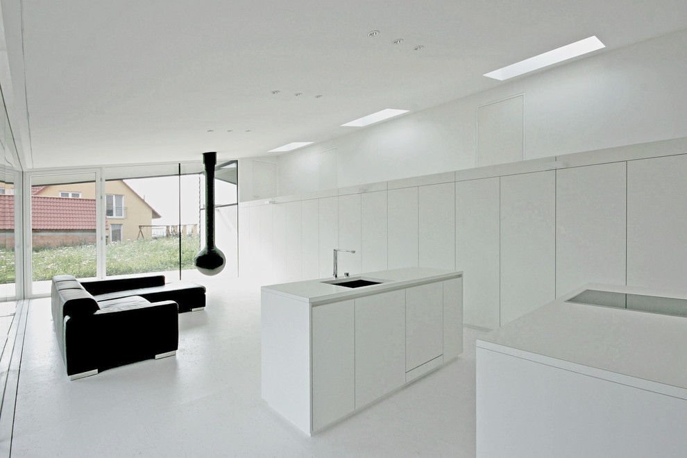 Großes, Fernseherloses, Offenes Modernes Wohnzimmer mit weißer Wandfarbe und Hängekamin in Stuttgart