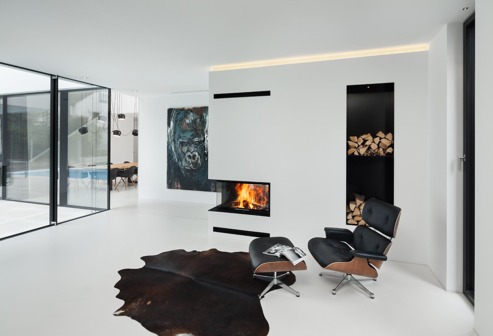 Großes, Repräsentatives, Fernseherloses, Offenes Modernes Wohnzimmer mit weißer Wandfarbe in München