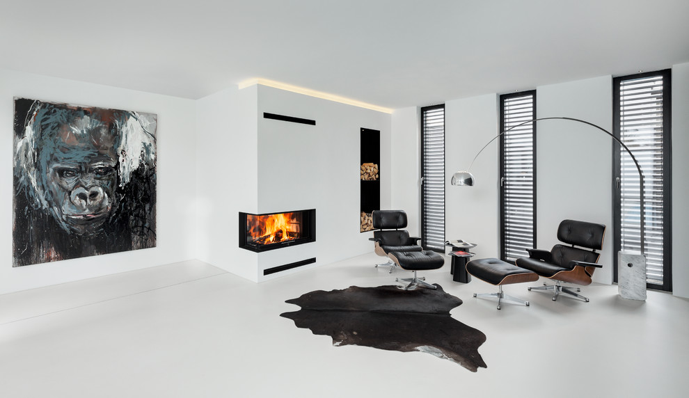 Идея дизайна: большая открытая гостиная комната:: освещение в стиле модернизм с белыми стенами, угловым камином и фасадом камина из штукатурки без телевизора