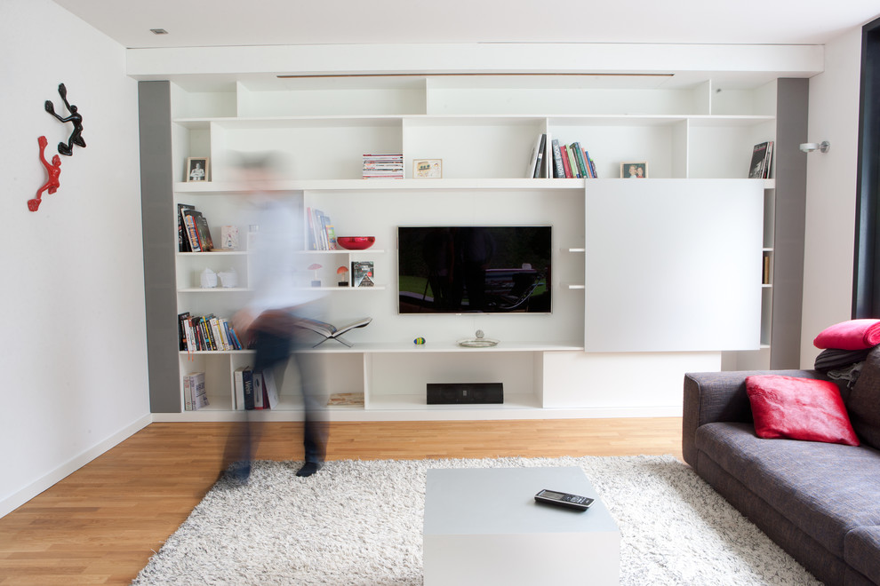Modernes Wohnzimmer mit weißer Wandfarbe und TV-Wand in Düsseldorf
