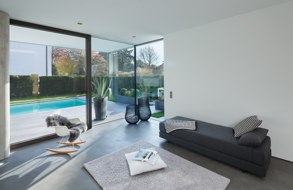 Idee per un soggiorno minimal di medie dimensioni e aperto con pareti bianche, pavimento in linoleum, nessuna TV e pavimento grigio