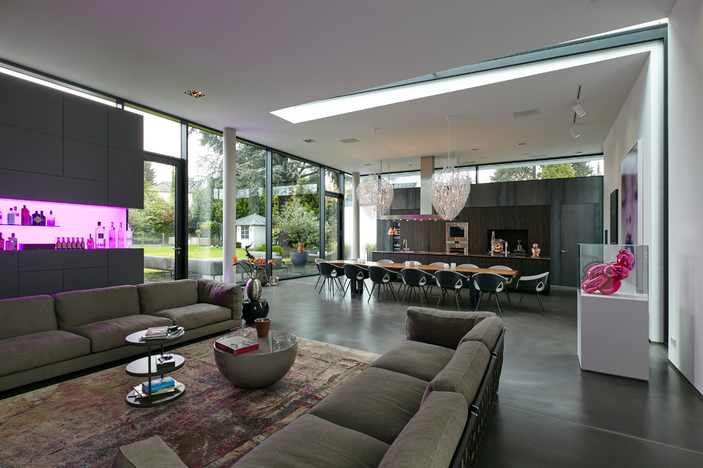 Immagine di un ampio soggiorno contemporaneo stile loft con sala formale, pareti bianche, pavimento in vinile, TV a parete e pavimento grigio