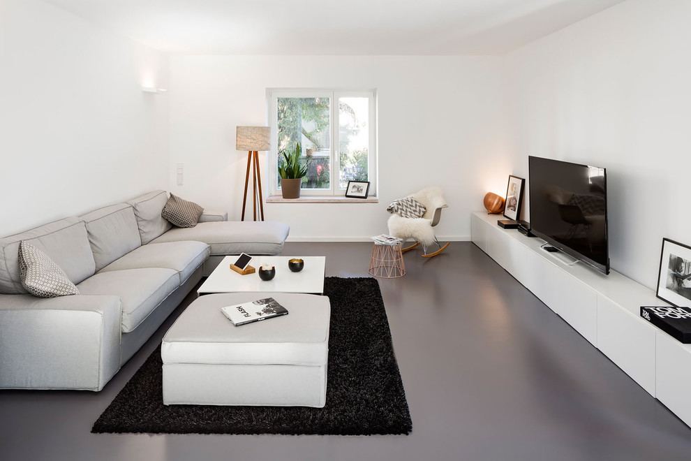 Imagen de sala de estar cerrada nórdica de tamaño medio sin chimenea con paredes blancas y televisor independiente