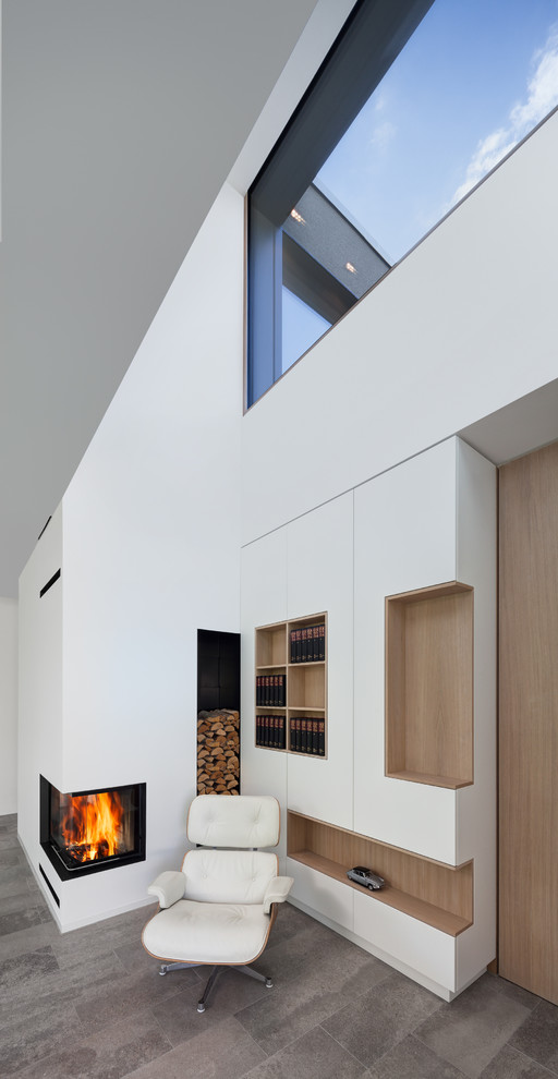Offenes, Kleines Modernes Wohnzimmer mit weißer Wandfarbe, Kalkstein, Eckkamin und verputzter Kaminumrandung in München