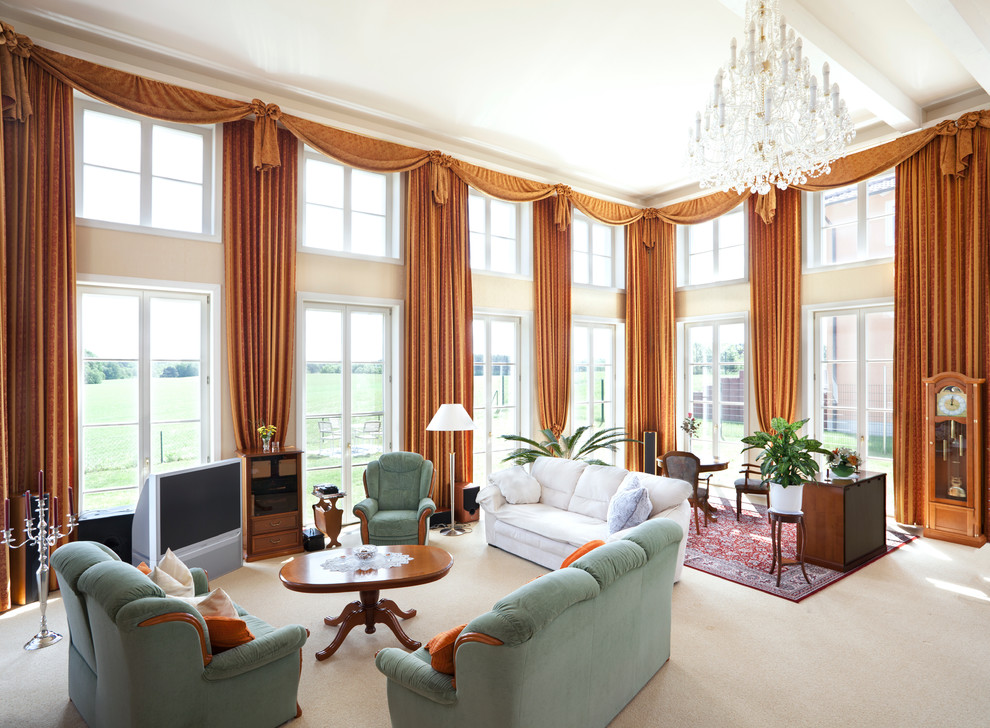 Idee per un ampio soggiorno classico chiuso con pareti beige, moquette, TV autoportante e pavimento beige