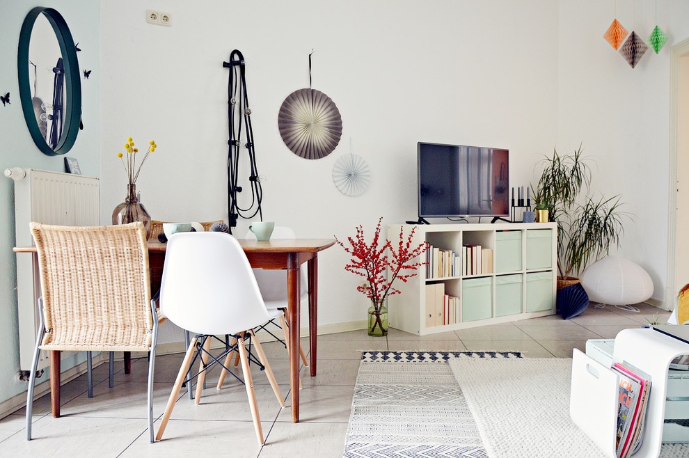 Imagen de sala de estar contemporánea de tamaño medio con paredes blancas, suelo de linóleo y televisor independiente