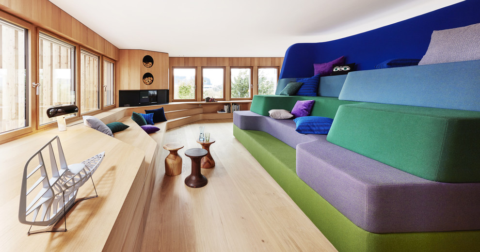 На фото: парадная, открытая гостиная комната в стиле фьюжн с светлым паркетным полом, стандартным камином и фасадом камина из дерева