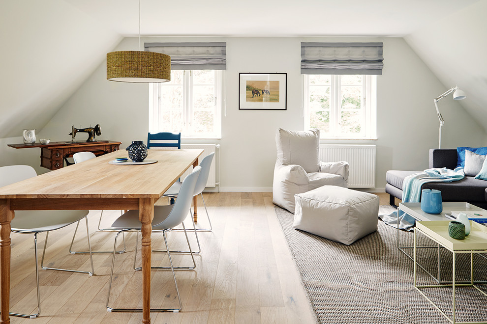 Modelo de salón abierto nórdico pequeño con paredes blancas y suelo de madera clara