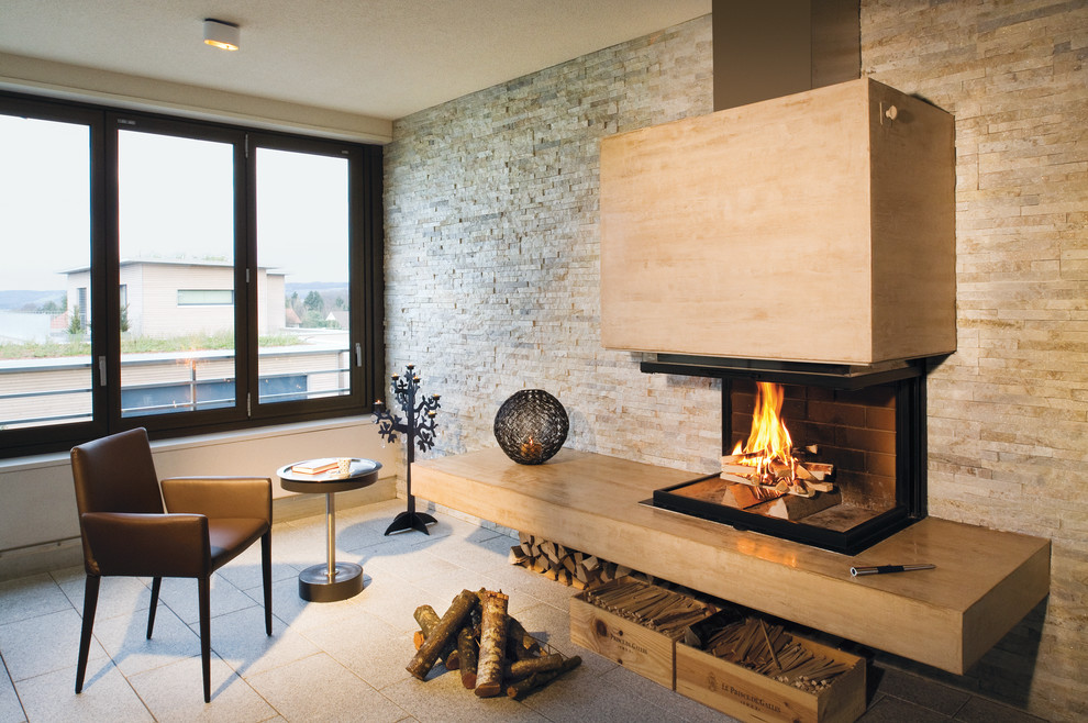 Aménagement d'une salle de séjour contemporaine de taille moyenne avec un mur beige, une cheminée standard et un manteau de cheminée en bois.