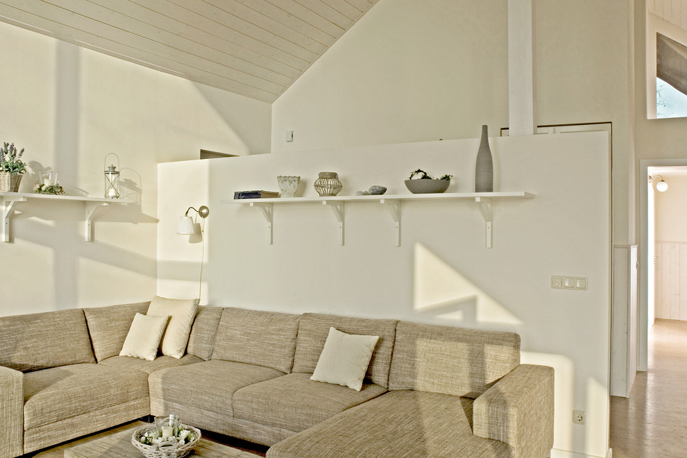 Modelo de sala de estar abierta nórdica de tamaño medio con paredes blancas